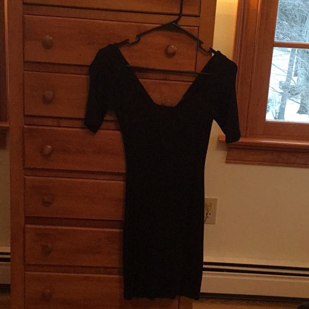 Black Form-Fitting Short-Sleeve dress